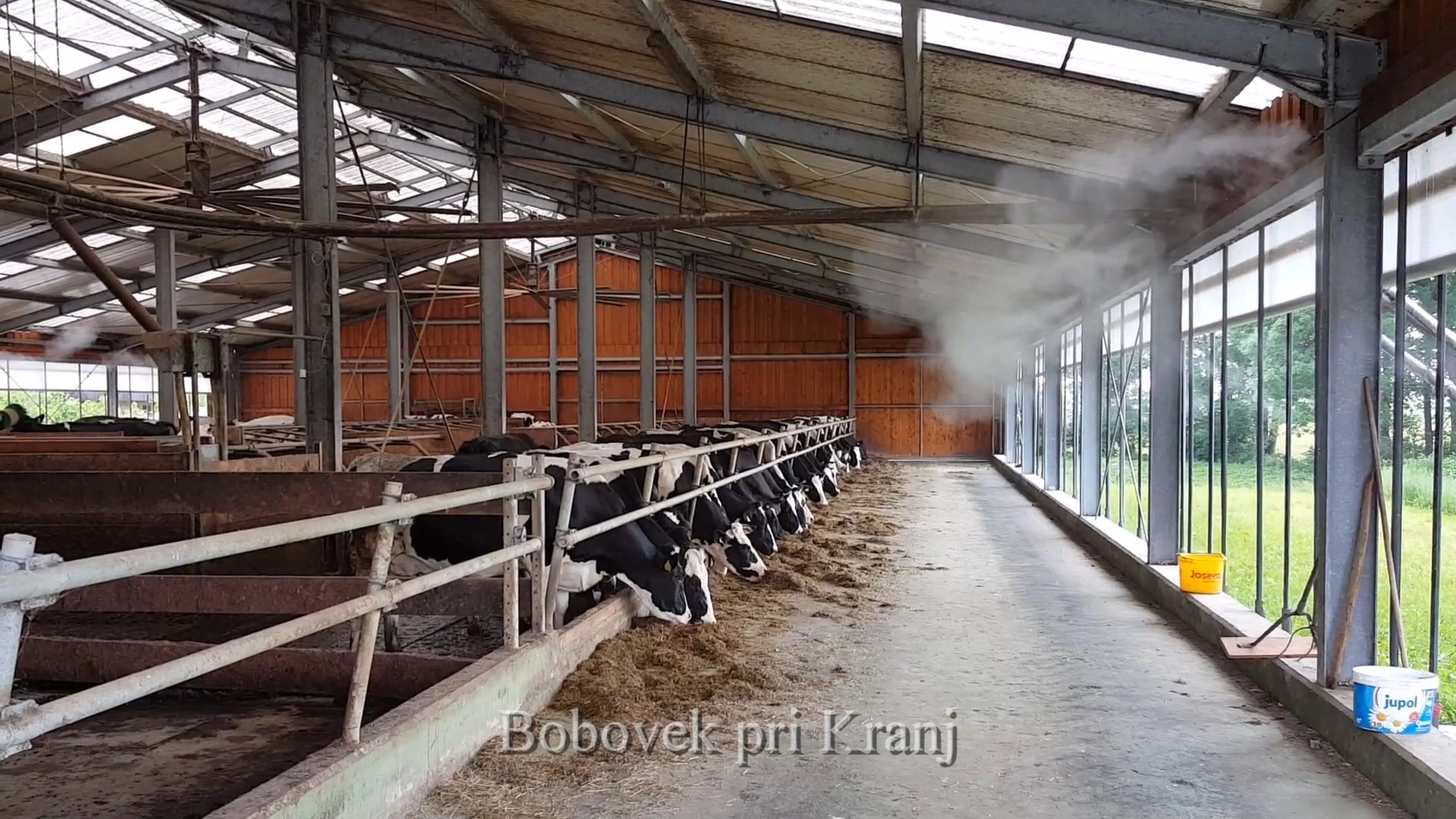 Sistem pršenja nad krmilno mizo v hlevu krav mlekaric — Brežice